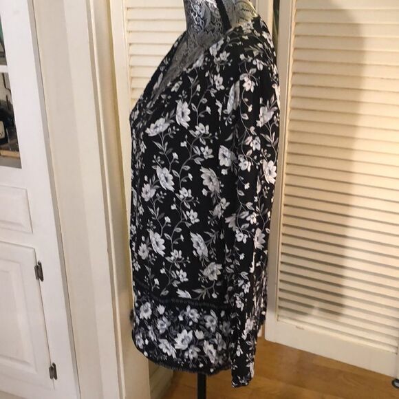 NWT Boho vibes Black & White Floral Chiffon V Neck Blouse. Small. - Picture 4 of 11